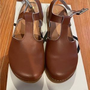 Freshly picked Newport sandals, size 13 in color cognac